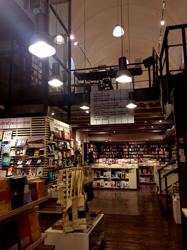interior llibreria la central del raval